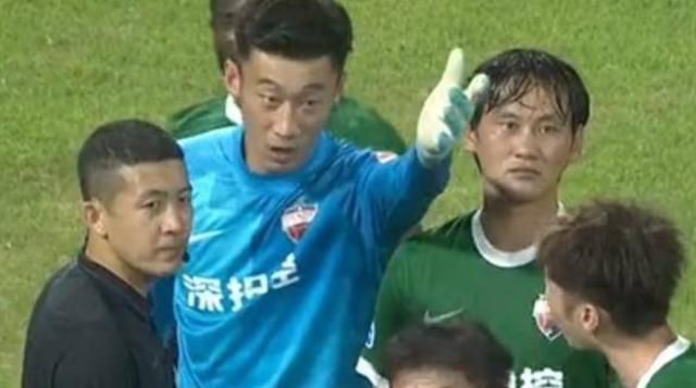 九游官方平台-中断8分钟场面乱成一团 误判角球致成都扳平？